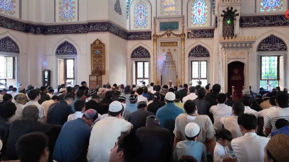 Japonya’da bayram namazı 3 kez kılındı