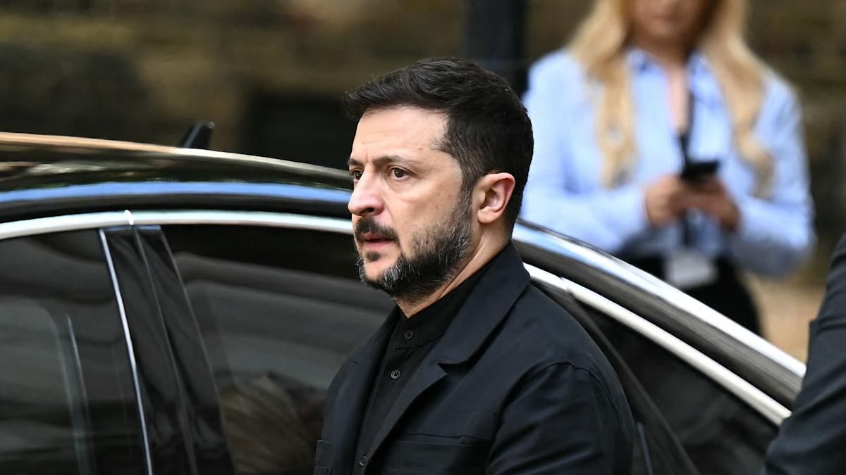 Vladimir Zelensky, NATO Zirvesi’ne takım elbiseyle katıldı