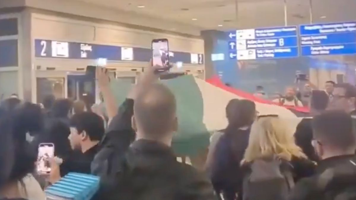 Yunanlar, ülkeye gelen İsraillileri ellerinde Filistin bayraklarıyla karşıladı