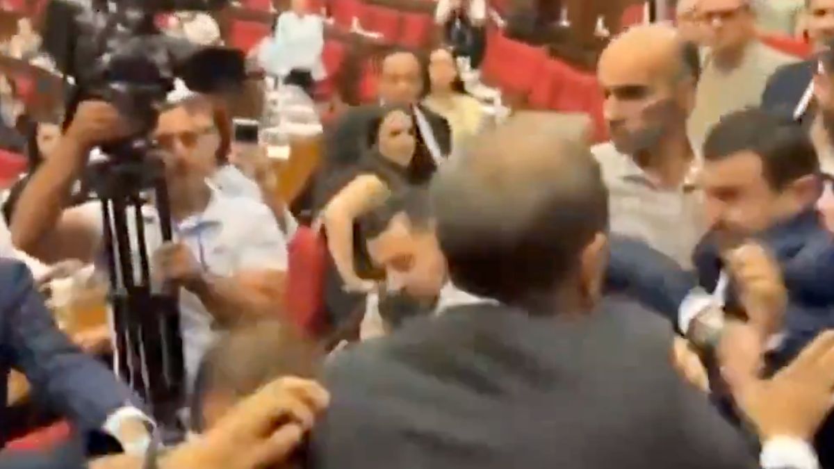 Ermenistan Parlamentosu’nda iktidar ve muhalefet milletvekilleri arasında kavga çıktı