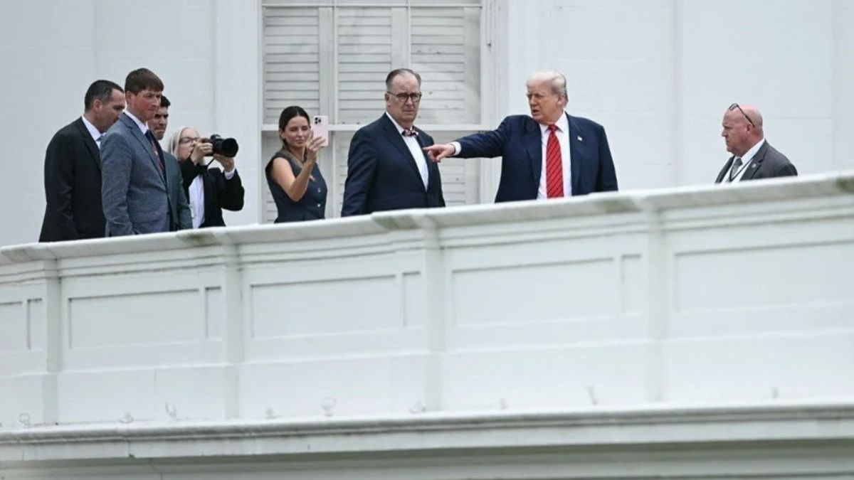 Donald Trump Beyaz Saray’ın çatısına çıktı
